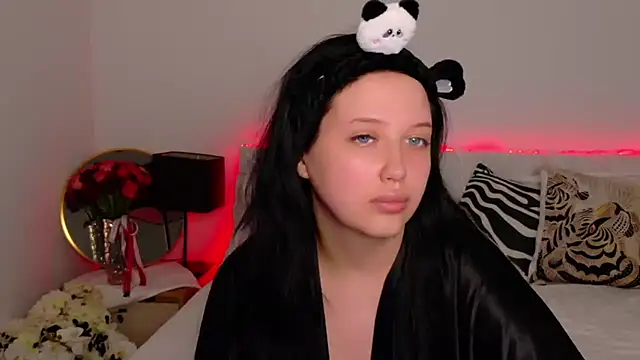 Felicia Herceg online show from November 2025 05:48:02 PM