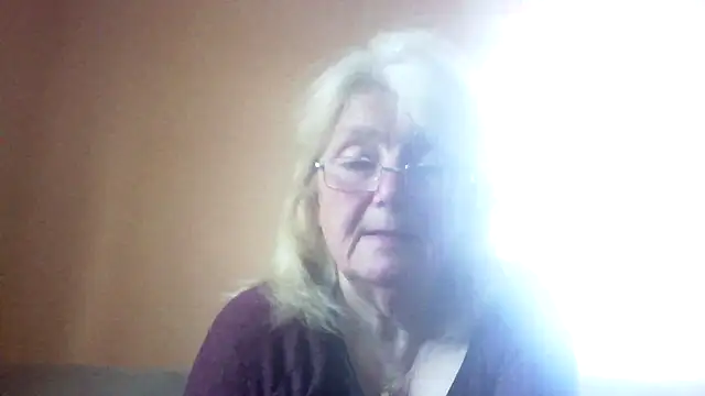 Snapshot of AmyLove353 chatting on April 2026 04:28:02 AM AmyLove353 online show from April 2026 04:28:02 AM