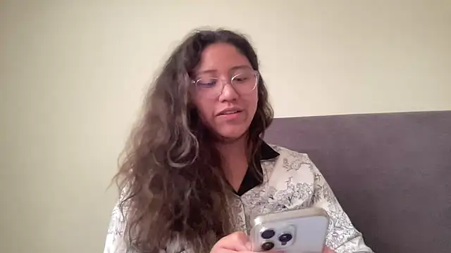 Kmiii21 online show from November 2025 05:01:02 PM