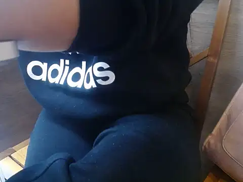 Snapshot of T_mon chatting on November 2025 08:37:02 AM T mon online show from November 2025 08:37:02 AM