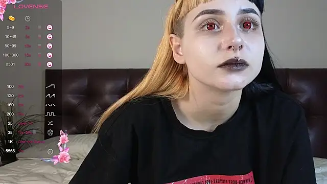 Snapshot of _JustCass_ chatting on November 2025 04:48:02 AM JustCass online show from November 2025 04:48:02 AM