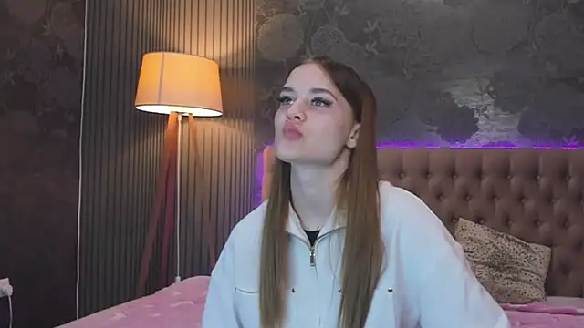 Snapshot of LuisaClover chatting on November 2025 01:06:01 PM LuisaClover online show from November 2025 01:06:01 PM