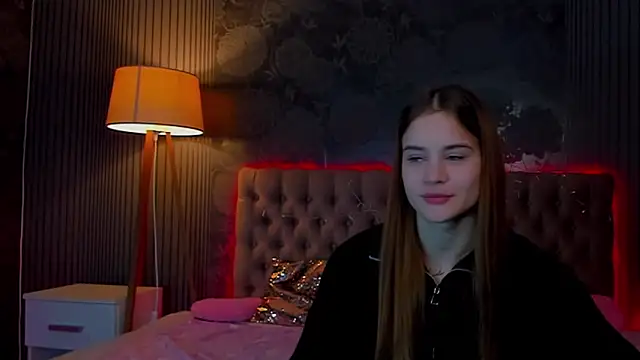 Snapshot of LuisaClover chatting on November 2025 01:47:02 PM LuisaClover online show from November 2025 01:47:02 PM