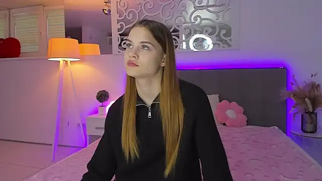 Snapshot of LuisaClover chatting on December 2025 01:17:04 PM LuisaClover online show from December 2025 01:17:04 PM