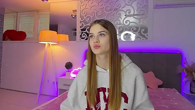 Snapshot of LuisaClover chatting on December 2025 01:20:02 PM LuisaClover online show from December 2025 01:20:02 PM