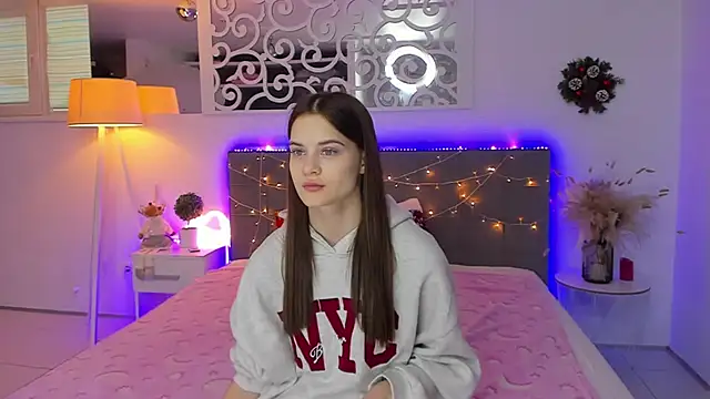 LuisaClover online show from December 2025 01:08:01 PM