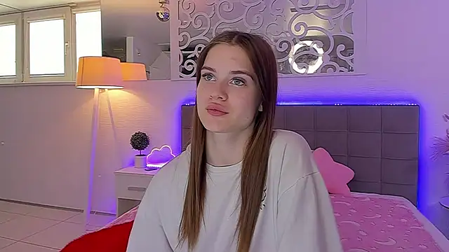 LuisaClover online show from June 2026 12:19:01 PM