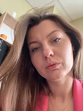 Snapshot of DollyRoma chatting on November 2025 08:24:01 AM DollyRoma online show from November 2025 08:24:01 AM