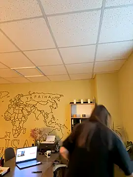 Snapshot of DollyRoma chatting on November 2025 09:59:02 AM DollyRoma online show from November 2025 09:59:02 AM