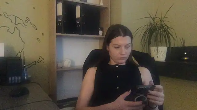 Snapshot of DollyRoma chatting on November 2025 12:38:01 PM DollyRoma online show from November 2025 12:38:01 PM