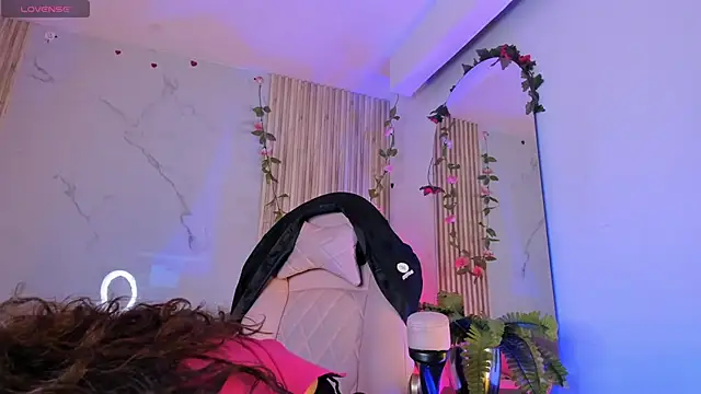 Snapshot of LolaMustaine_ chatting on November 2025 10:32:02 PM LolaMustaine online show from November 2025 10:32:02 PM