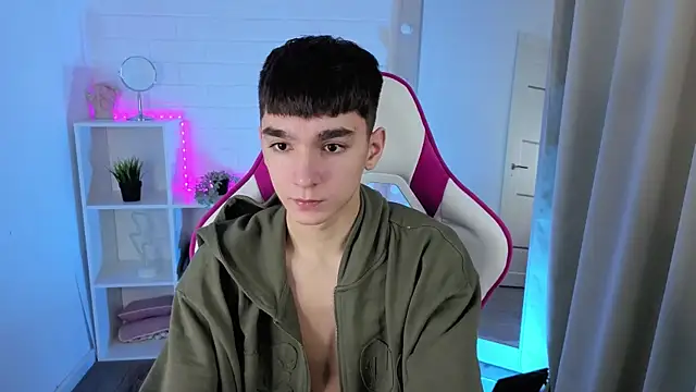 Snapshot of YamiTwink chatting on November 2025 05:39:01 AM YamiTwink online show from November 2025 05:39:01 AM