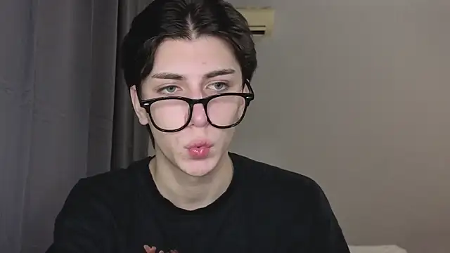 Snapshot of Oliver_star_boy_ chatting on November 2025 05:34:01 PM Oliver star boy online show from November 2025 05:34:01 PM