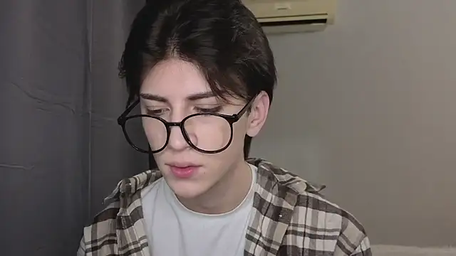 Snapshot of Oliver_star_boy_ chatting on November 2025 06:41:02 PM Oliver star boy online show from November 2025 06:41:02 PM