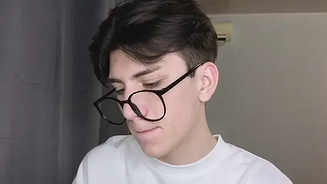 Snapshot of Oliver_star_boy_ chatting on November 2025 04:35:01 PM Oliver star boy online show from November 2025 04:35:01 PM