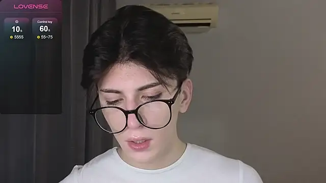 Snapshot of Oliver_star_boy_ chatting on November 2025 02:40:02 PM Oliver star boy online show from November 2025 02:40:02 PM