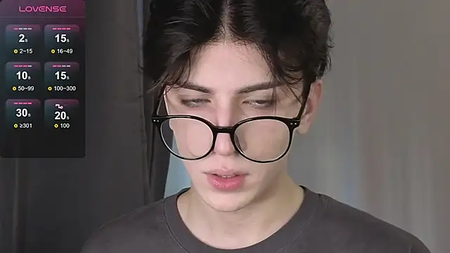 Snapshot of Oliver_star_boy_ chatting on November 2025 12:19:02 PM Oliver star boy online show from November 2025 12:19:02 PM