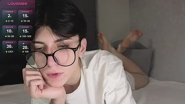 Snapshot of Oliver_star_boy_ chatting on December 2025 10:28:02 PM Oliver star boy online show from December 2025 10:28:02 PM