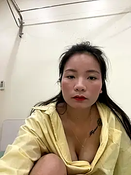 Bee Yellow00 online show from October 2025 05:10:01 AM