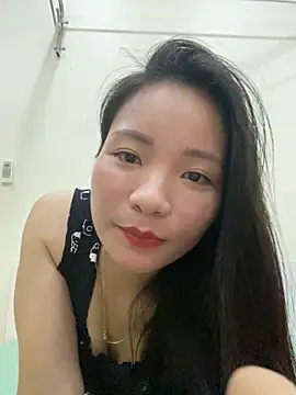 Bee Yellow00 online show from November 2025 04:24:02 AM