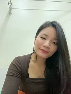 Bee Yellow00 online show from November 2025 04:45:02 AM