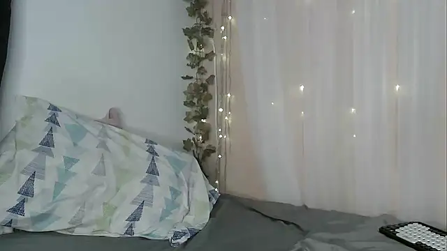 angelicahotparis18 online show from December 2025 01:04:02 AM