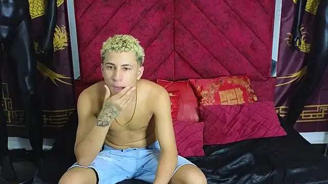 Snapshot of Horny_Duo0 chatting on October 2025 03:43:02 AM Horny Duo0 online show from October 2025 03:43:02 AM