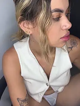 Snapshot of Alanna-foxx chatting on November 2025 03:17:01 AM Alanna-foxx online show from November 2025 03:17:01 AM