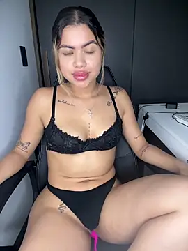 Snapshot of Alanna-foxx chatting on November 2025 04:00:01 AM Alanna-foxx online show from November 2025 04:00:01 AM