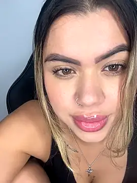 Snapshot of Alanna-foxx chatting on November 2025 04:00:02 AM Alanna-foxx online show from November 2025 04:00:02 AM