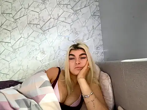 rosie-hipstergal online show from November 2025 01:04:02 PM