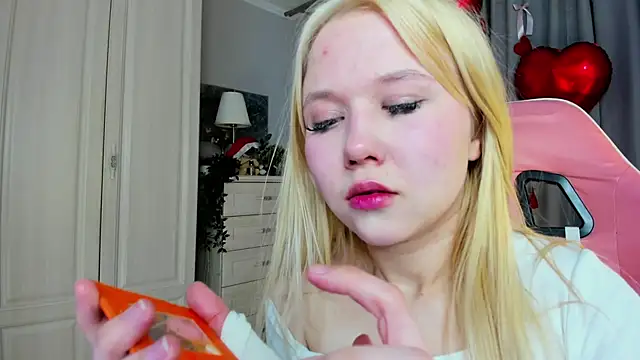 Snapshot of VivieSunn chatting on February 2026 04:42:02 AM VivieSunn online show from February 2026 04:42:02 AM