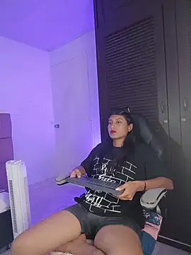 YeseniaRodriguez3 online show from April 2026 04:37:01 PM