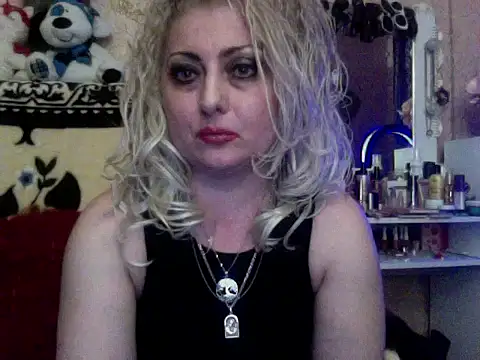 Snapshot of xHot_Amazonq chatting on November 2025 05:17:02 PM xHot Amazonq online show from November 2025 05:17:02 PM