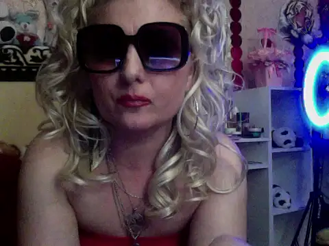 Snapshot of xHot_Amazonq chatting on November 2025 10:24:01 PM xHot Amazonq online show from November 2025 10:24:01 PM