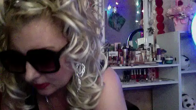 Snapshot of xHot_Amazonq chatting on December 2025 09:13:02 PM xHot Amazonq online show from December 2025 09:13:02 PM