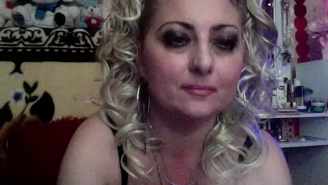 Snapshot of xHot_Amazonq chatting on December 2025 05:53:02 PM xHot Amazonq online show from December 2025 05:53:02 PM