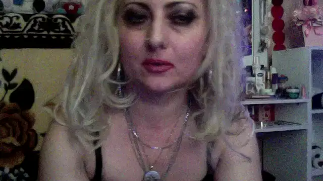 Snapshot of xHot_Amazonq chatting on December 2025 11:42:01 PM xHot Amazonq online show from December 2025 11:42:01 PM