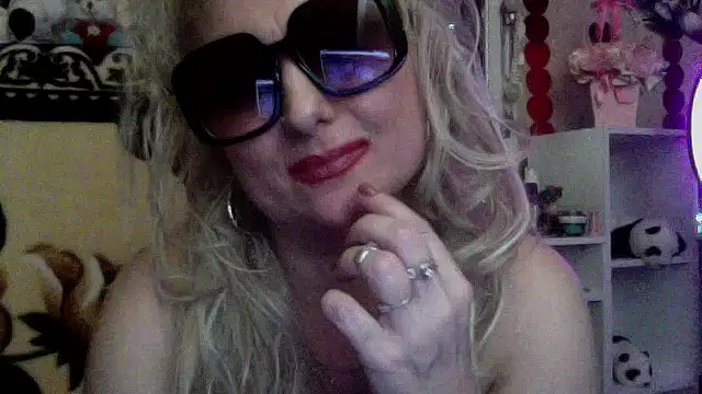 Snapshot of xHot_Amazonq chatting on December 2025 10:48:01 PM xHot Amazonq online show from December 2025 10:48:01 PM