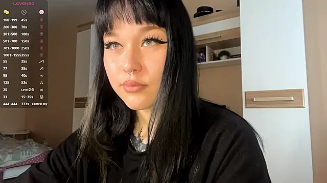 LaurenOveson online show from November 2025 10:37:01 AM