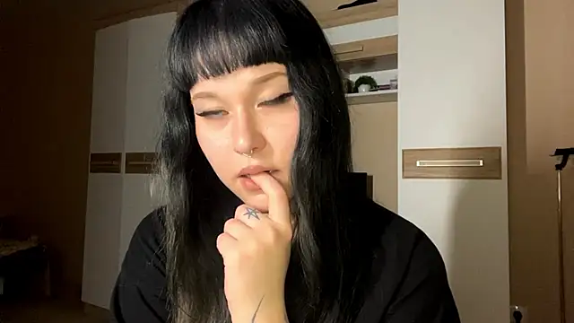 LaurenOveson online show from November 2025 05:27:01 PM