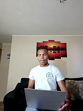 Snapshot of Jonnes-z chatting on December 2025 11:20:01 PM Jonnes-z online show from December 2025 11:20:01 PM