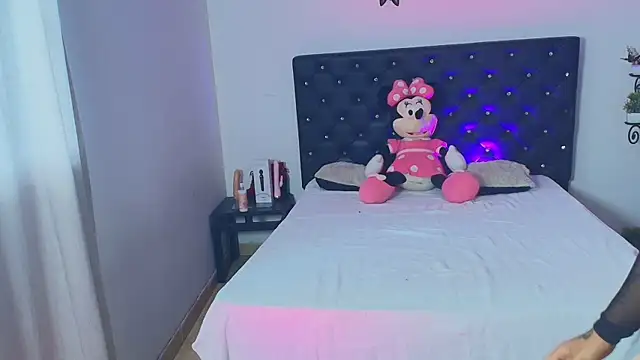 GiannaRoberts online show from November 2025 12:48:02 PM