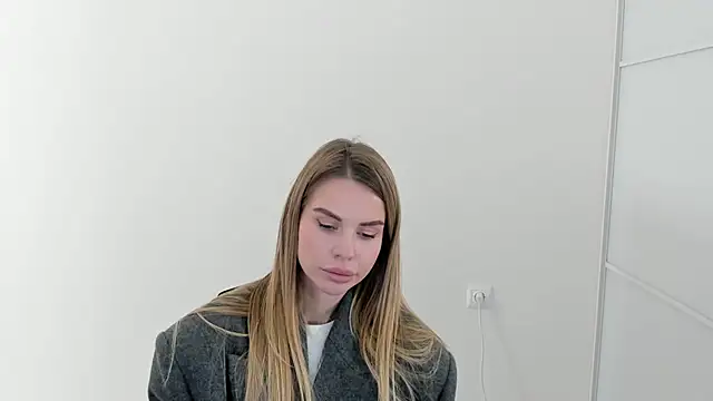 LinaBey online show from November 2025 12:56:01 PM