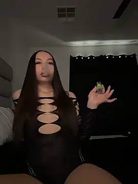 nikkiloveee online show from July 2026 04:32:02 PM