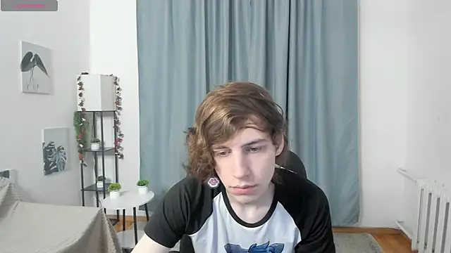 Snapshot of AvenGlow chatting on December 2025 05:12:02 AM AvenGlow online show from December 2025 05:12:02 AM