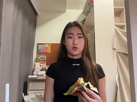 Snapshot of AlishaCheng chatting on December 2025 01:40:02 PM AlishaCheng online show from December 2025 01:40:02 PM