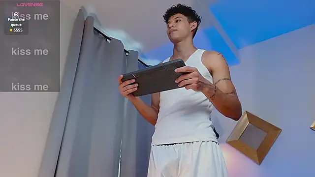 Snapshot of KamiSuarez chatting on February 2026 06:23:01 PM KamiSuarez online show from February 2026 06:23:01 PM