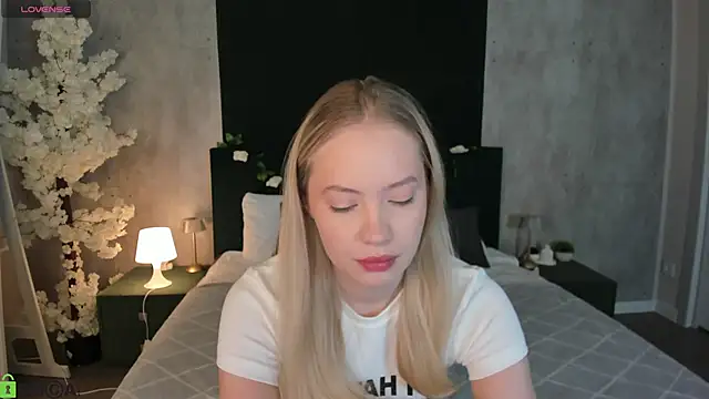 Melanie Ryer online show from December 2025 12:37:02 AM