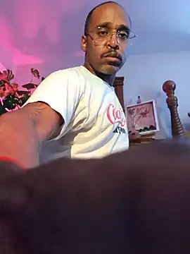 Snapshot of TraddyZaddy chatting on June 2026 05:17:02 PM TraddyZaddy online show from June 2026 05:17:02 PM